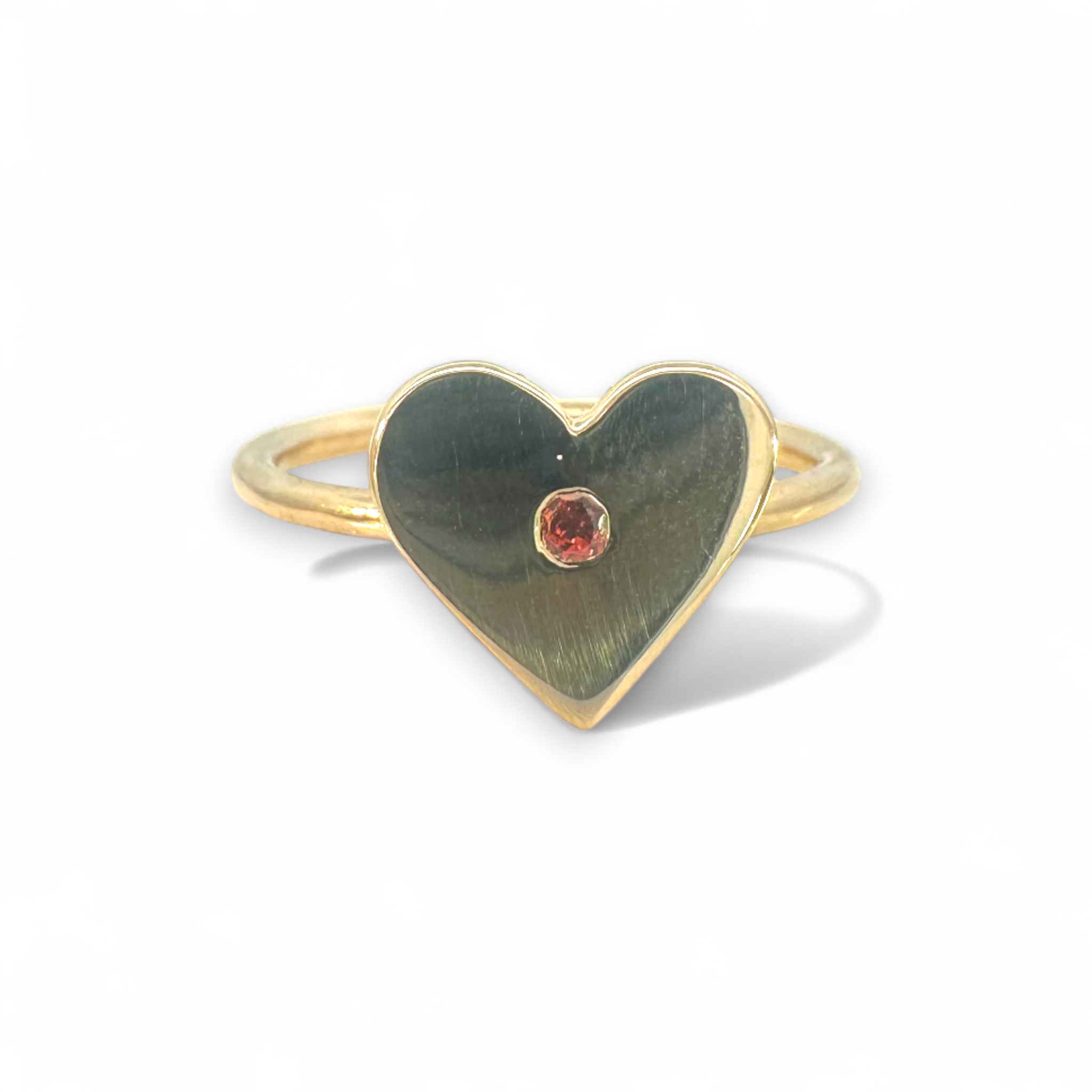 Anillo diseño corazón con granate en oro 18K
