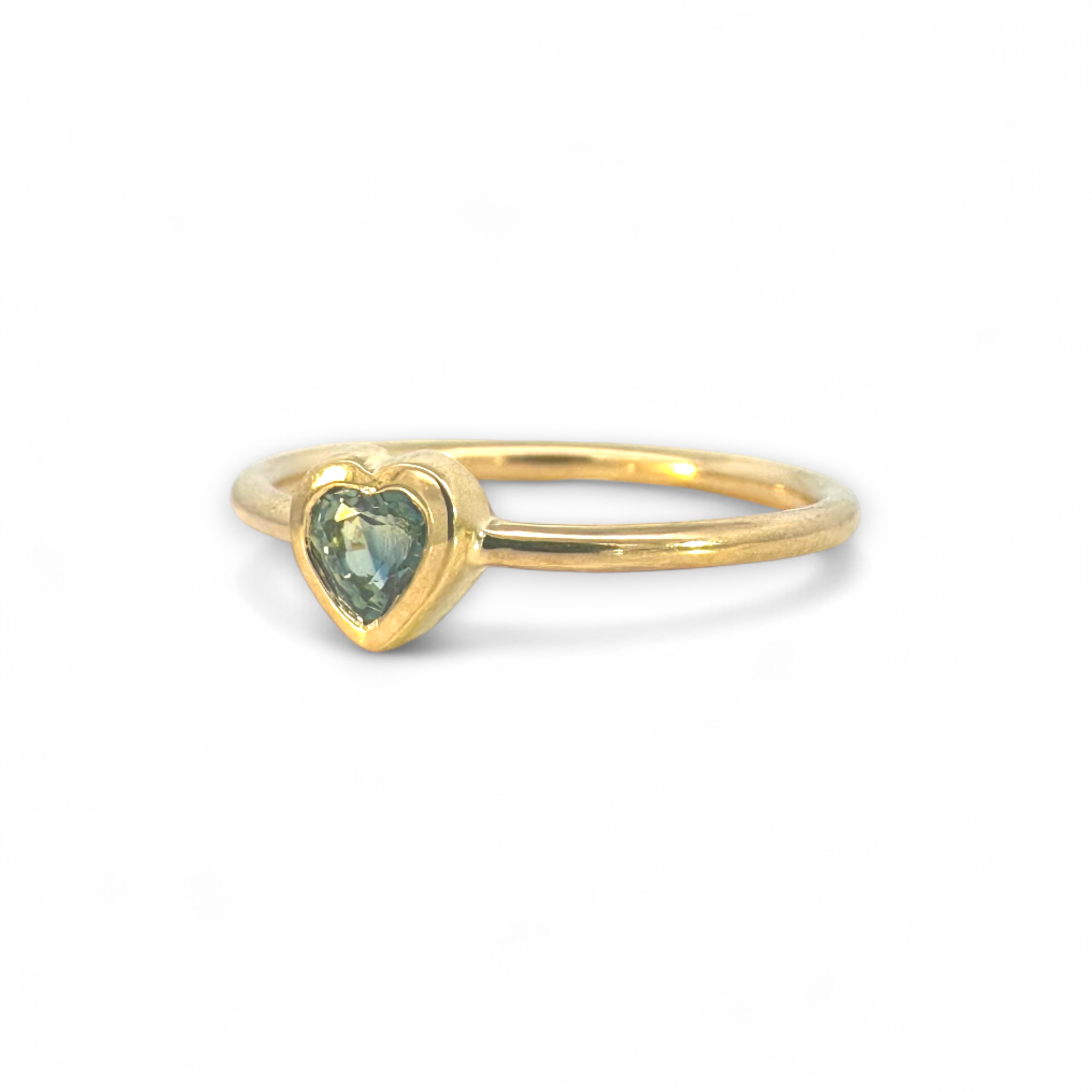 Anillo Solitario Zafiro Corazón en bisel oro 18K
