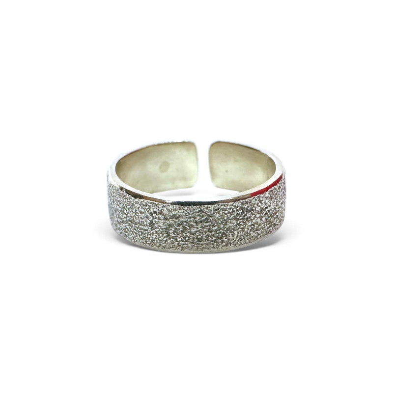 Anillo banda ajustable de 7 mm en plata con superficie texturizada y bordes lisos de Sophia Schneider Joyas