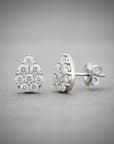 Aros stud forma pera diamantes cluster oro 10K