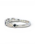 Anillo Cintillo Diamantes y Zafiros Ojitos en Bisel Oro Blanco 18K