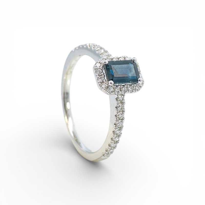 Anillo solitario zafiro corte esmeralda halo brillantes oro blanco 18k