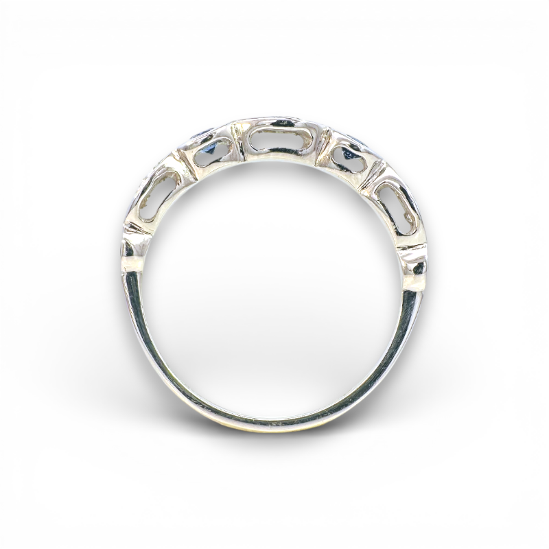 Anillo cintillo diamantes y zafiros ojitos en bisel Oro blanco 18K