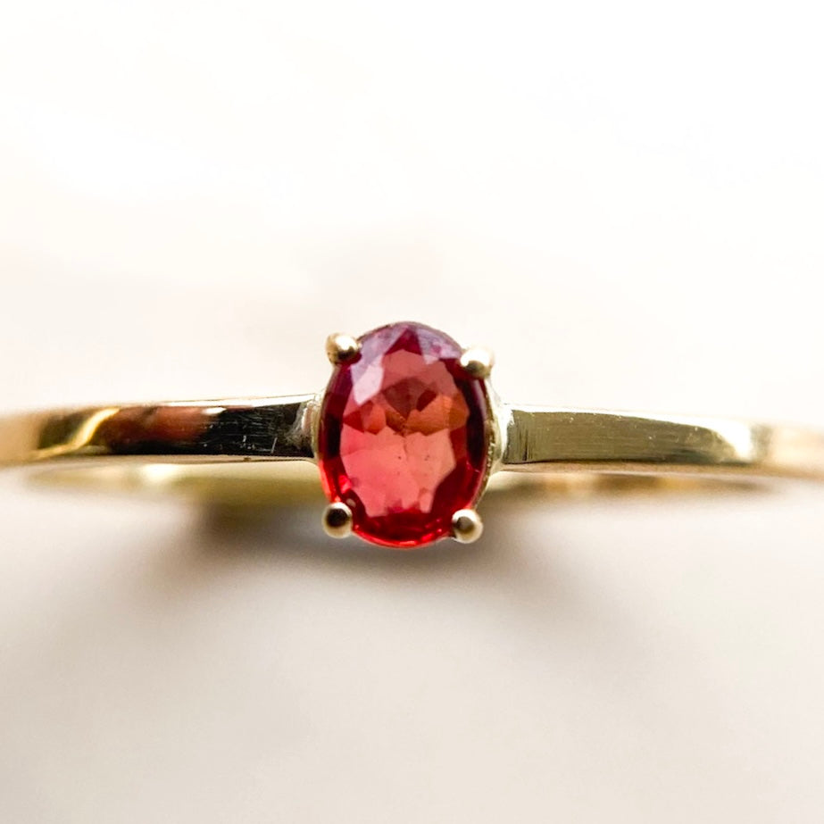 Anillo Rubí Oval en Grifa 7x5 mm