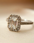 Anillo Solitario Diamante Lab 1,09 ct Corte Esmeralda Halo Oro Blanco 18K