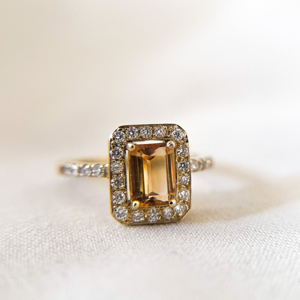 Anillo Halo Citrino Central Rectangular en grifa en oro 18K