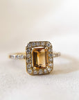 Anillo Halo Citrino Central Rectangular en grifa en oro 18K