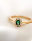 Anillo Solitario Esmeralda Oval halo brillantes oro 18K