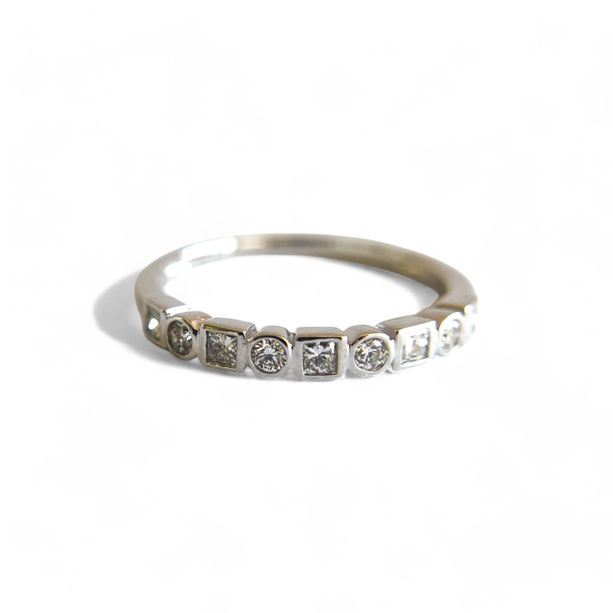 Anillo Cintillo Brillantes y Princess Oro 14K