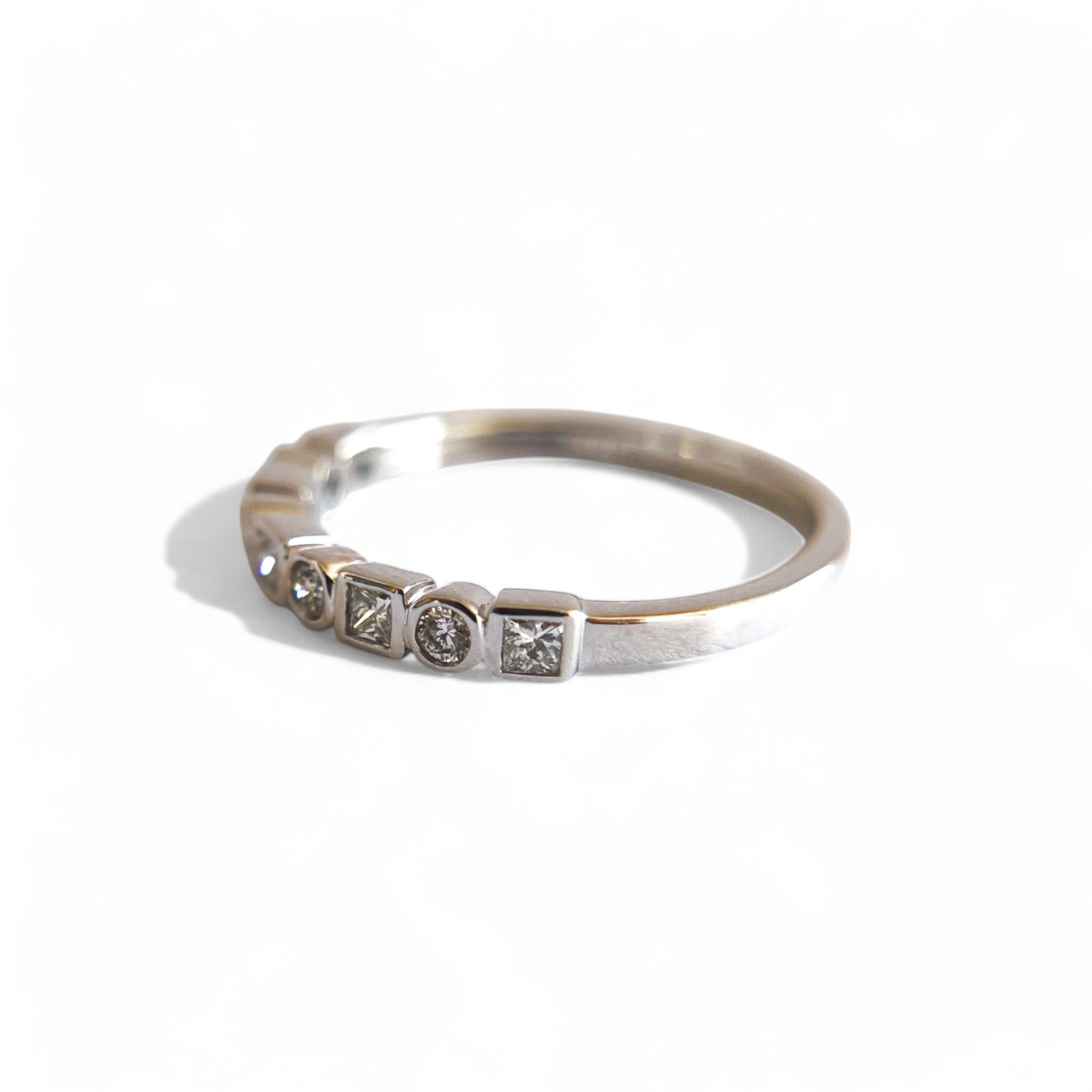 Anillo Cintillo Brillantes y Princess Oro 14K