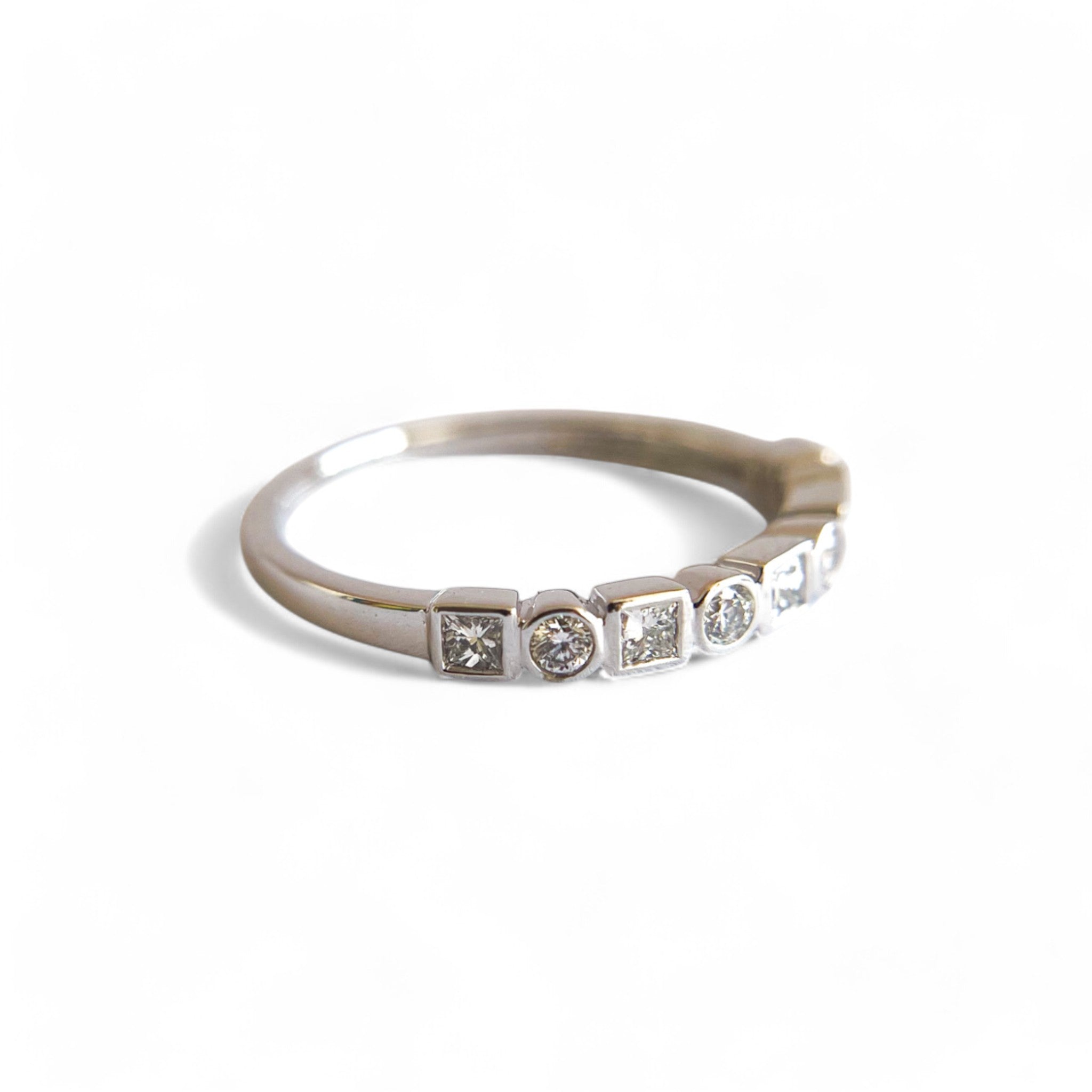 Anillo Cintillo Brillantes y Princess Oro 14K