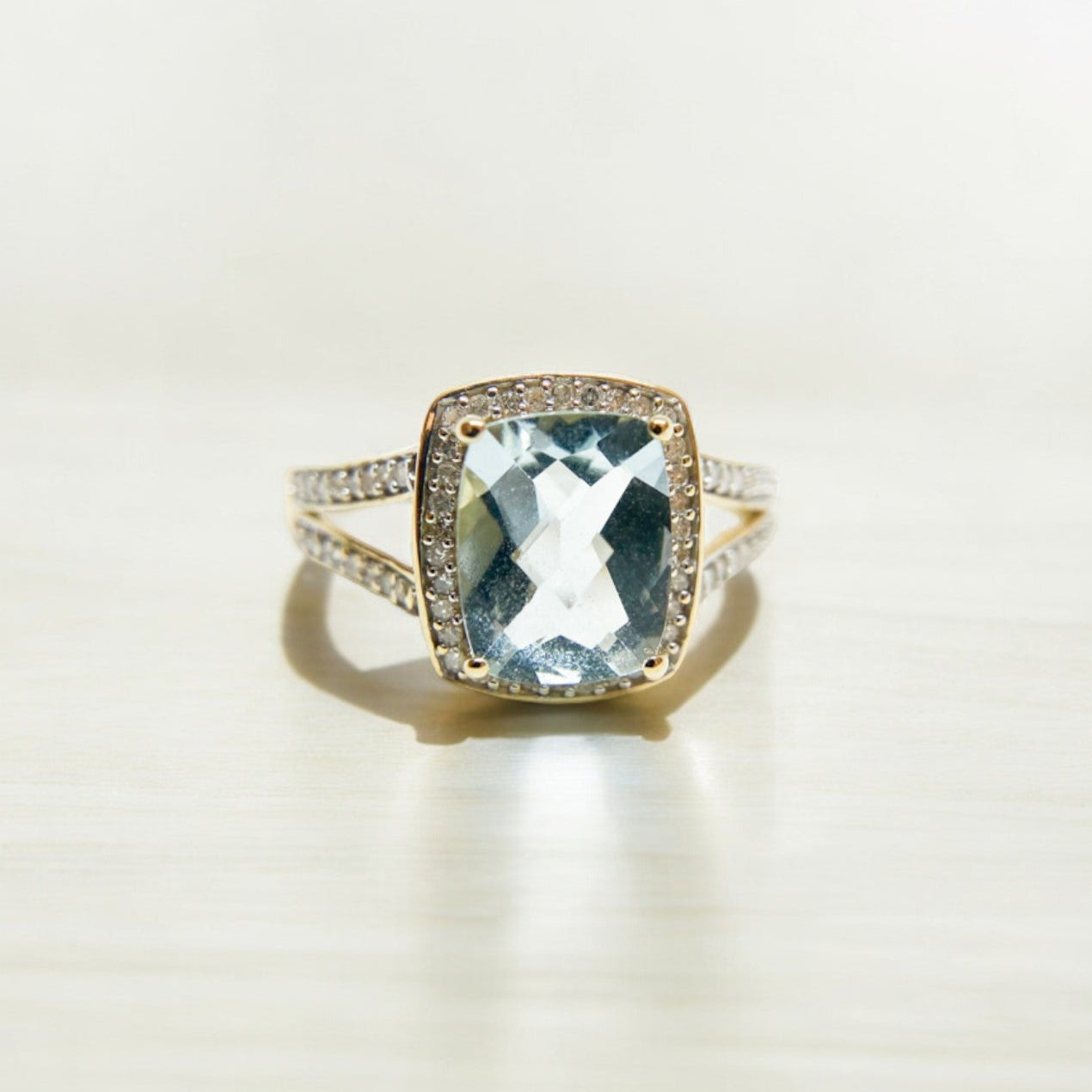 Anillo Aguamarina Rectangular en Grifa 7 x 9 mm Halo y doble argolla