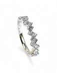 Anillo cintillo diamantes lab baguette y brillantes oro blanco 14K