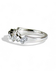 Anillo cintillo diamantes lab baguette y brillantes oro blanco 14K