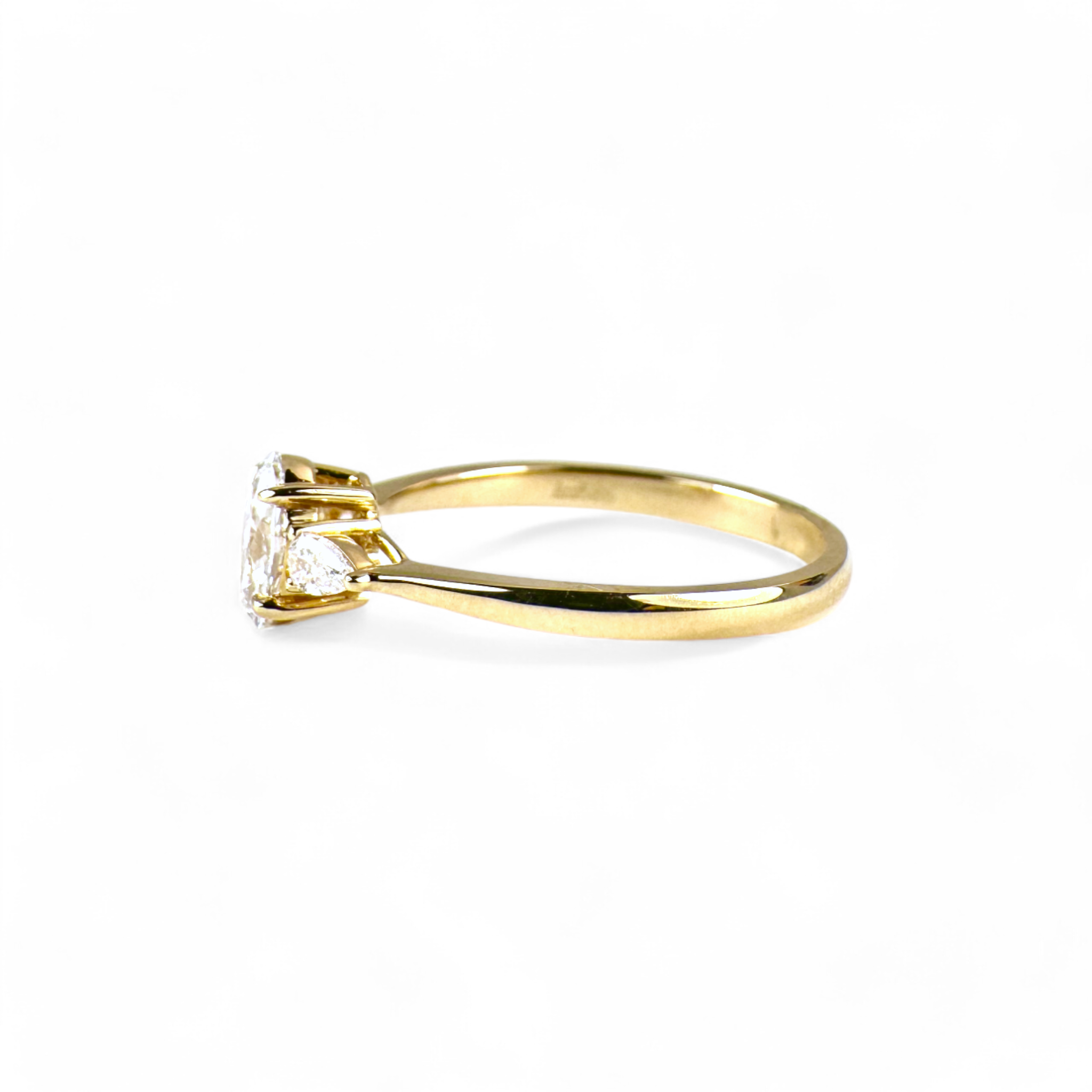 Anillo tricillo diamante lab oval y gota oro 14K