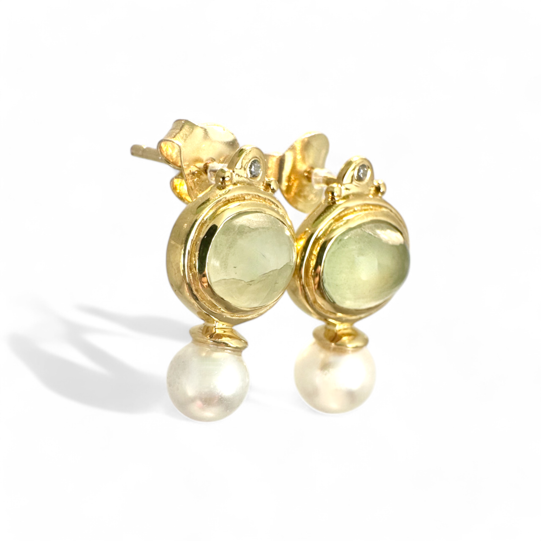 Aros stud calcedonia oval y perla plata 925 bañada en oro