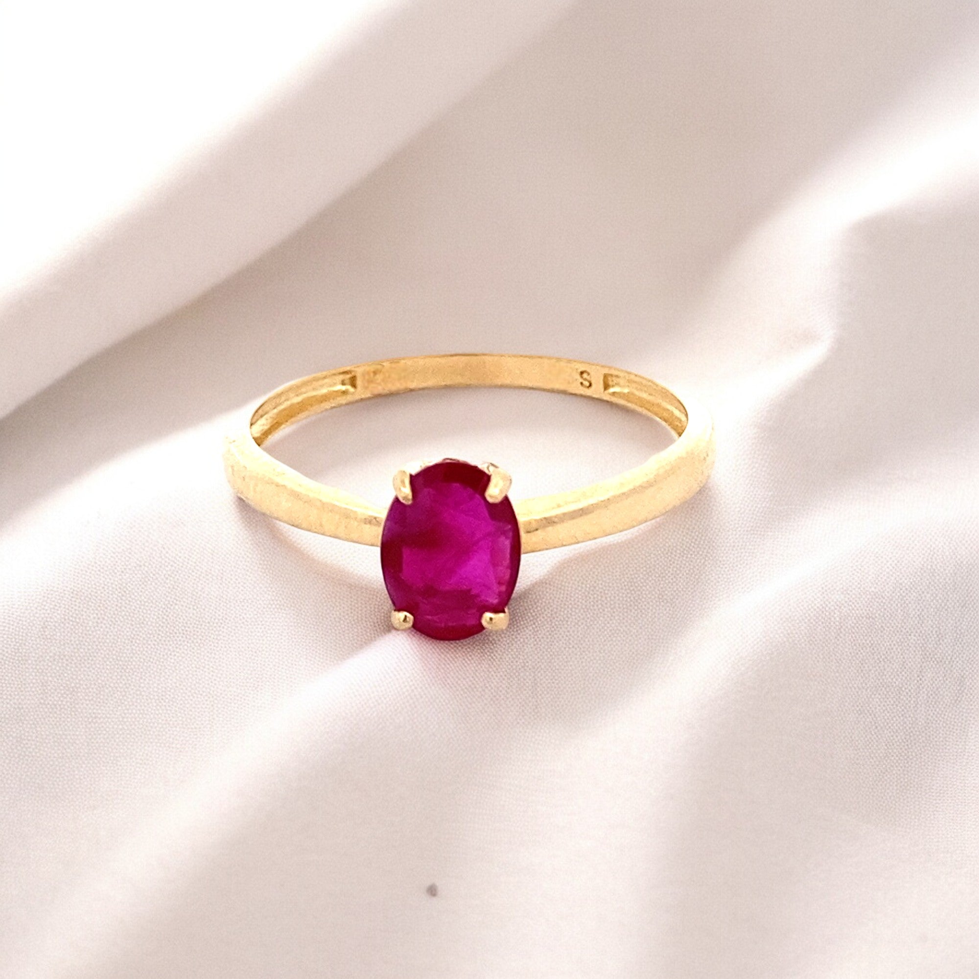 Anillo Solitario Rubí Oval (7x5 mm) Gold