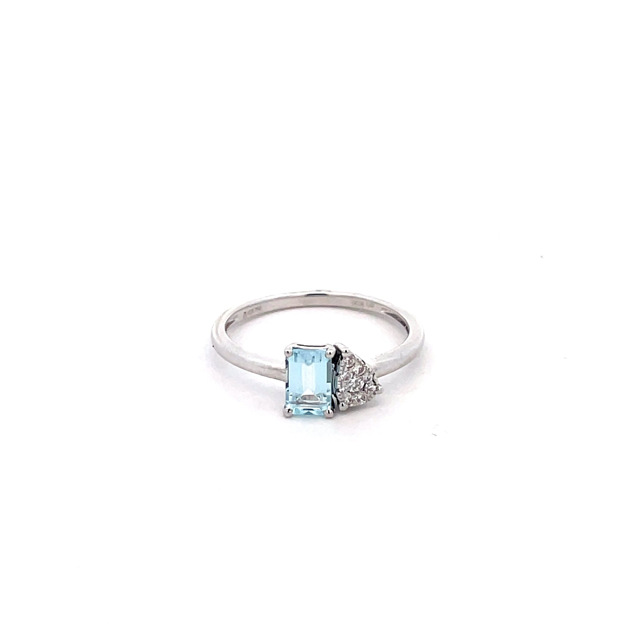 Anillo Topacio Celeste y Diamantes en Gota