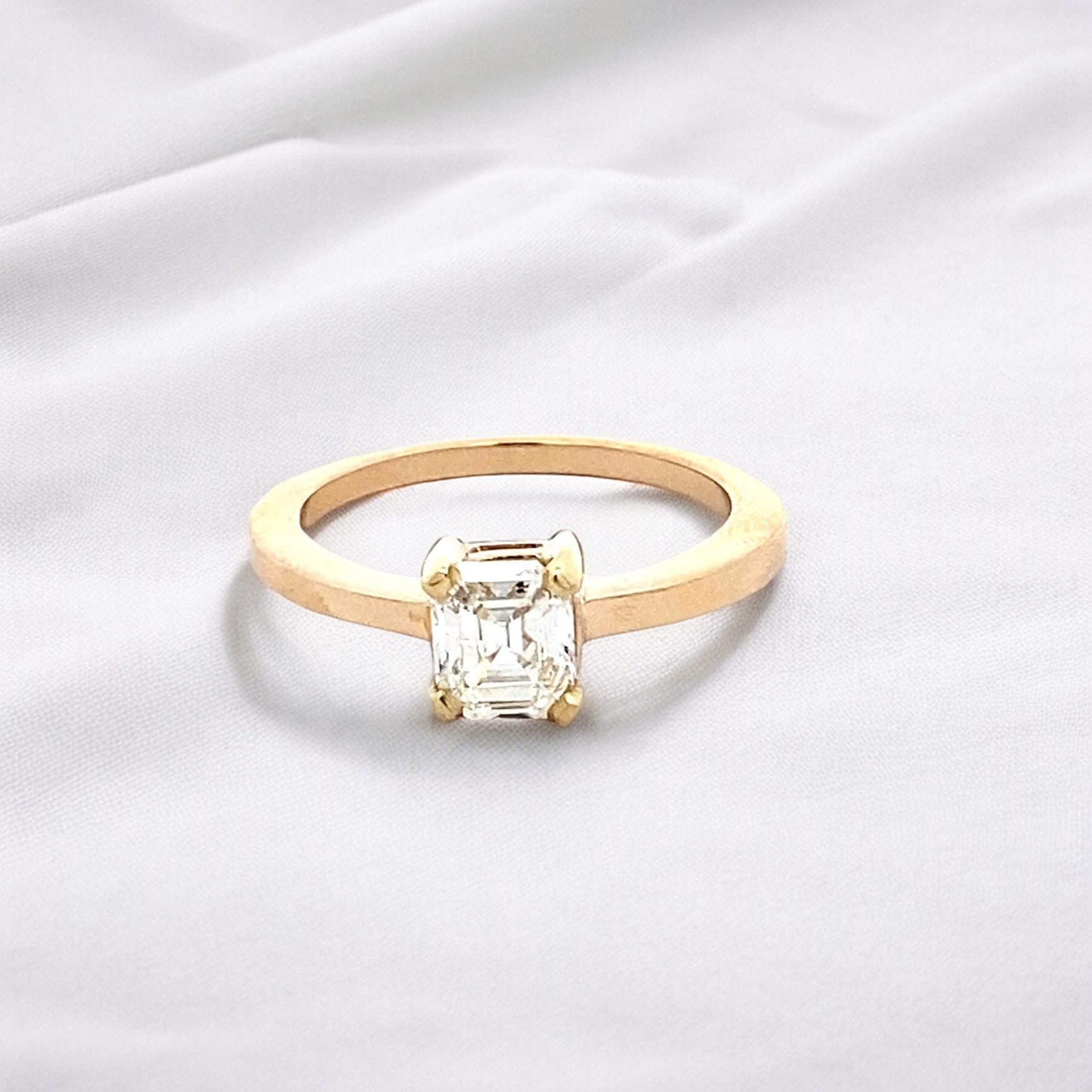 Anillo Solitario Corte Esmeralda 0,77 Ct Gold