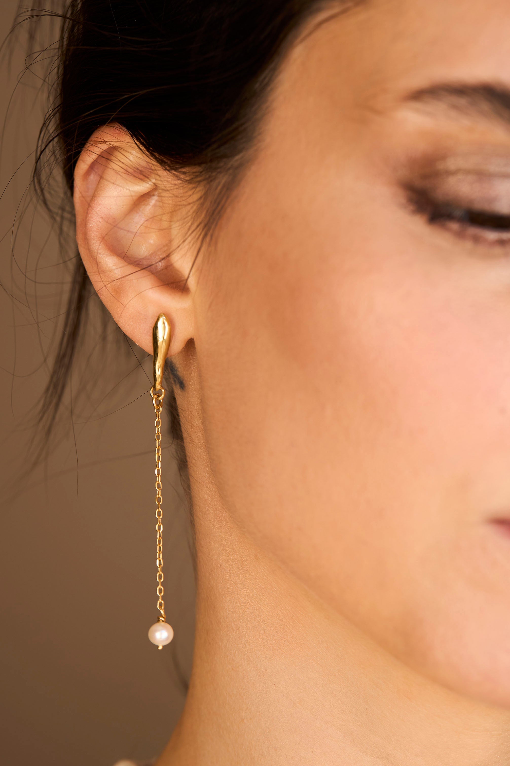 Aros dorados cadena Bianca - Tita Cardemil