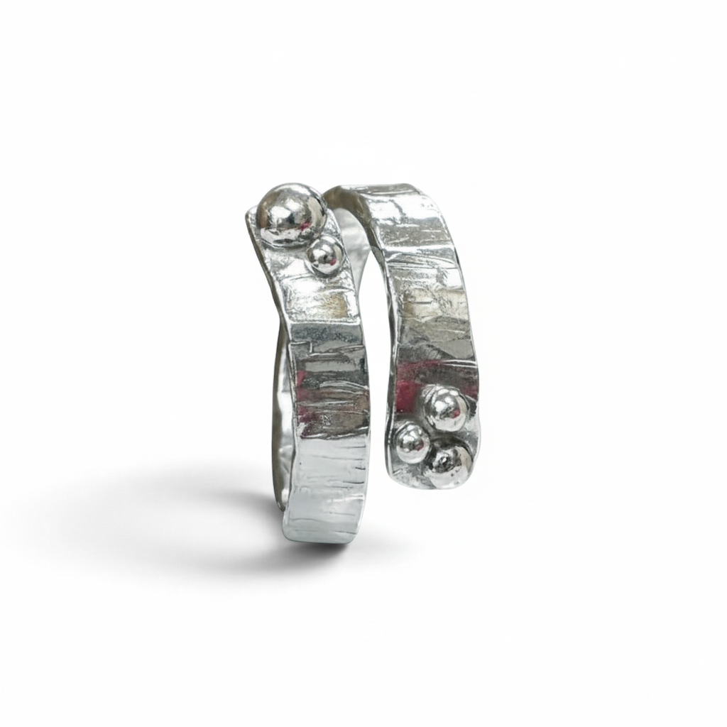 Anillo banda espiral de plata ajustable con textura rústica y detalles de esferas de Sophia Schneider Joyas