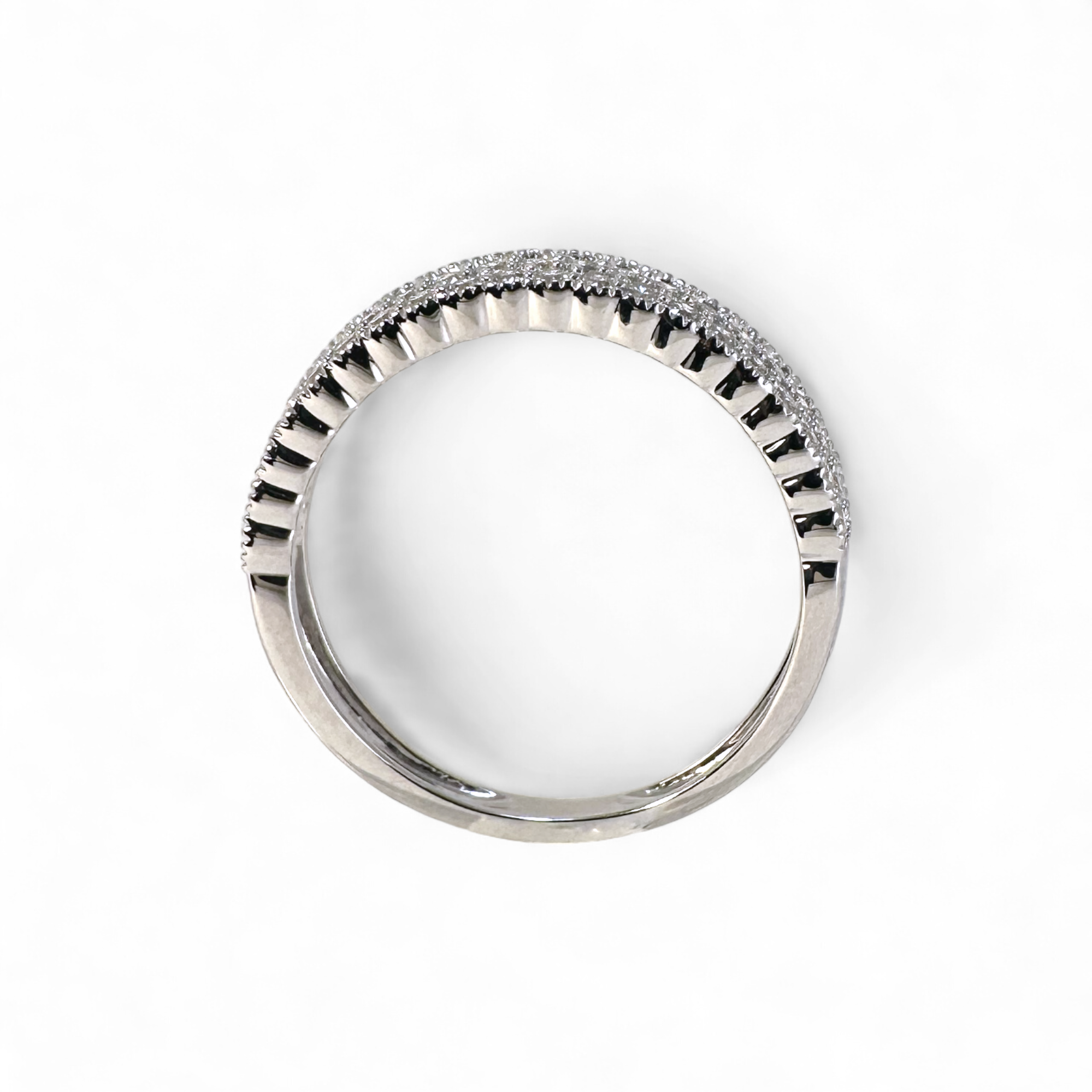 Anillo Cintillo de Brillantes doble con borde ruleteado en oro blanco 18K