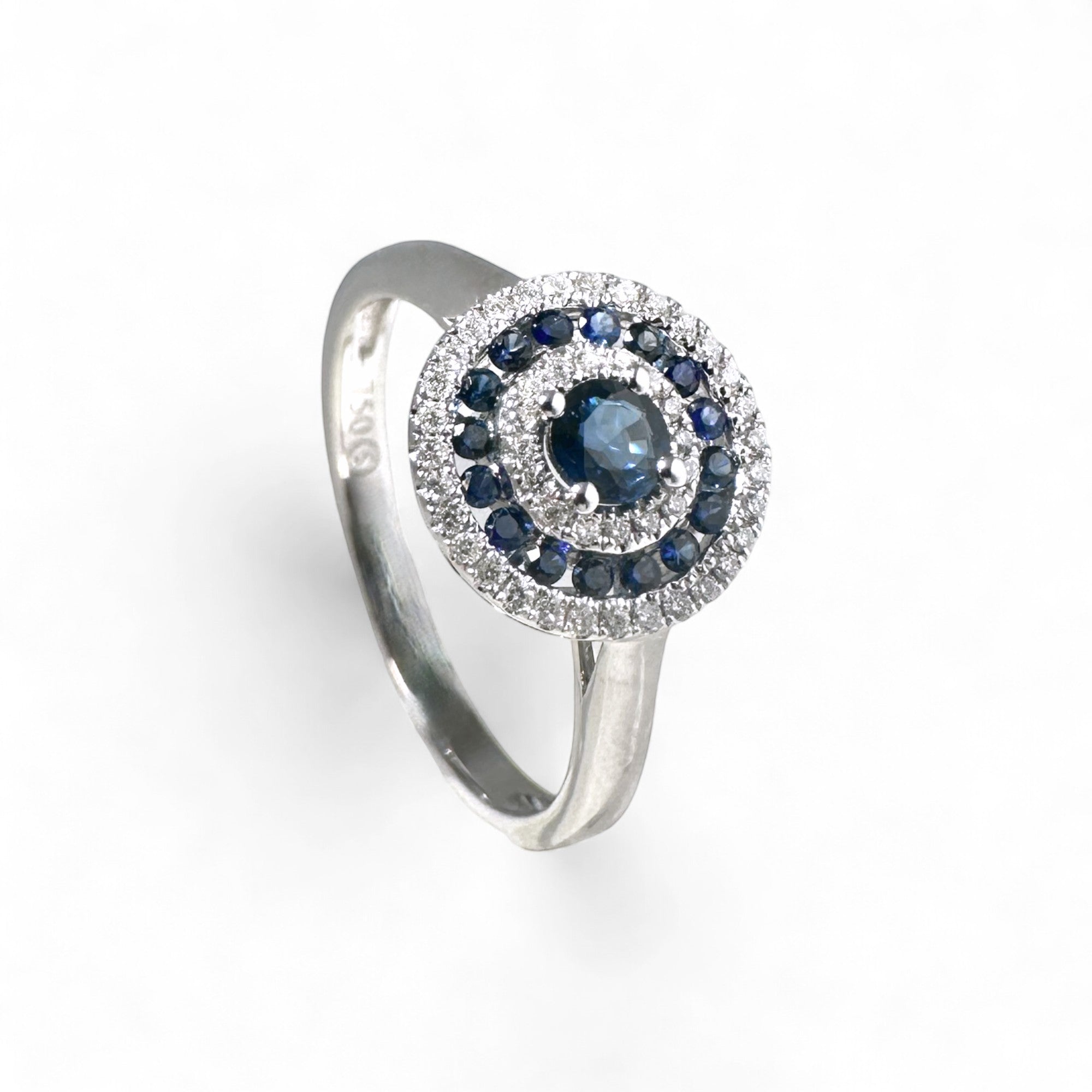 A pedido - Anillo Solitario Zafiro Halo triple de brillantes y zafiros en oro blanco 18K