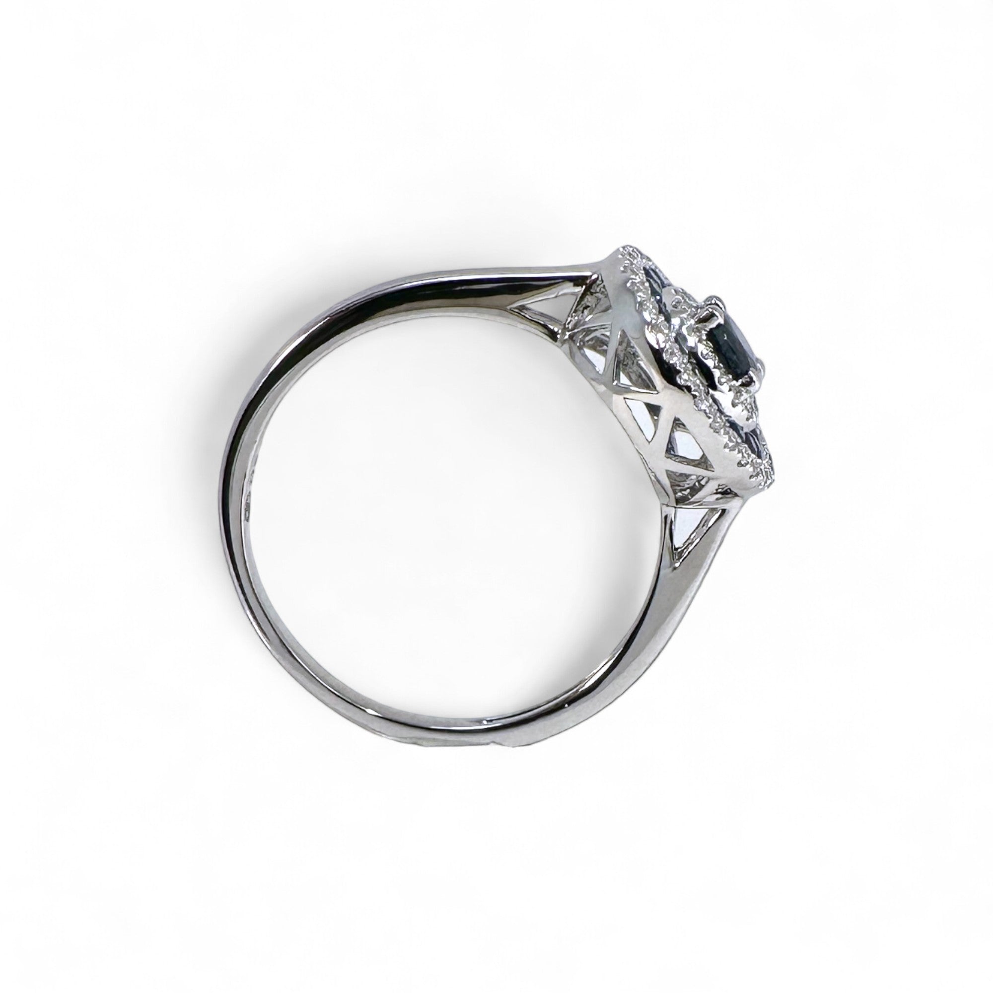 A pedido - Anillo Solitario Zafiro Halo triple de brillantes y zafiros en oro blanco 18K