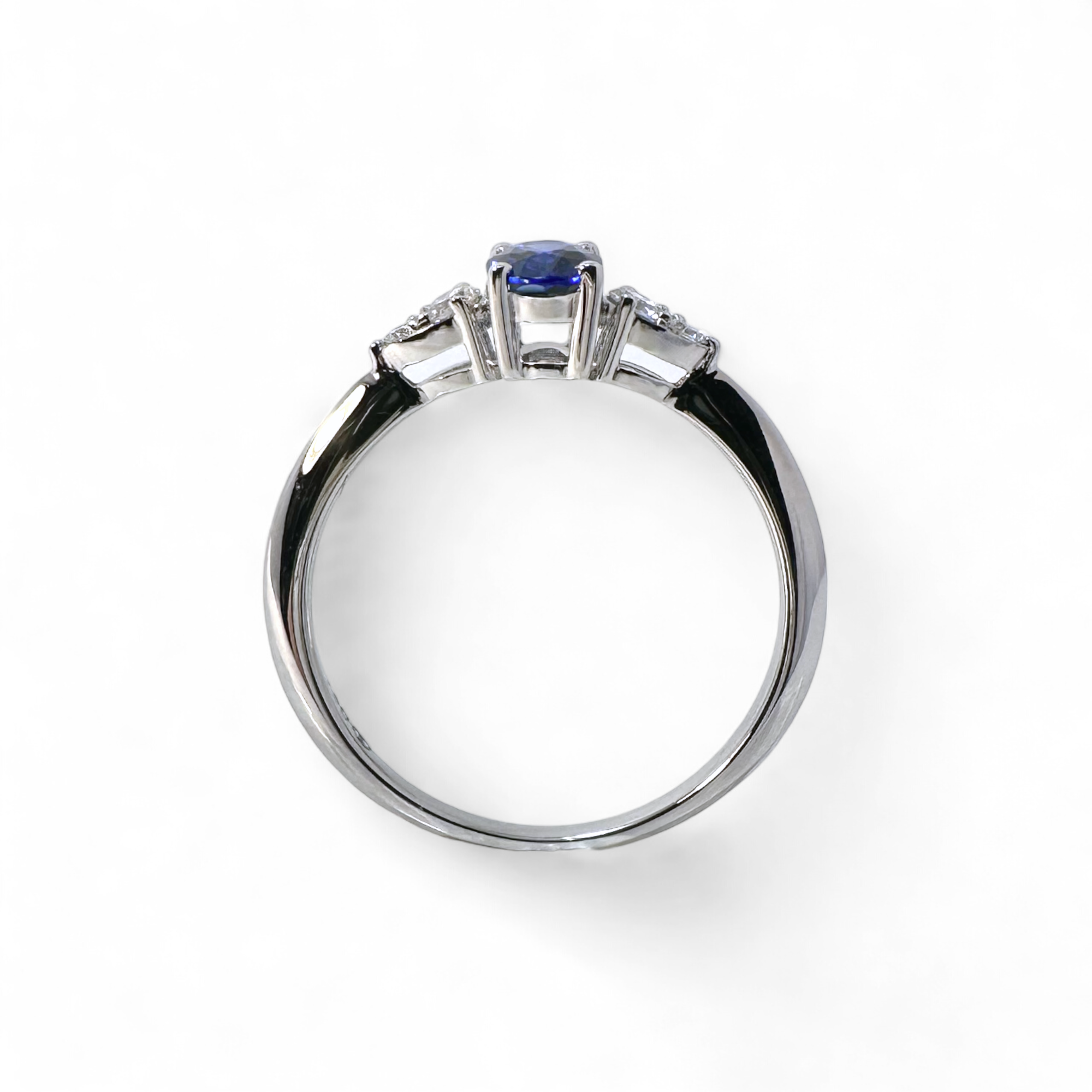 Anillo Solitario Zafiro Oval y trio brillantes Oro 18K