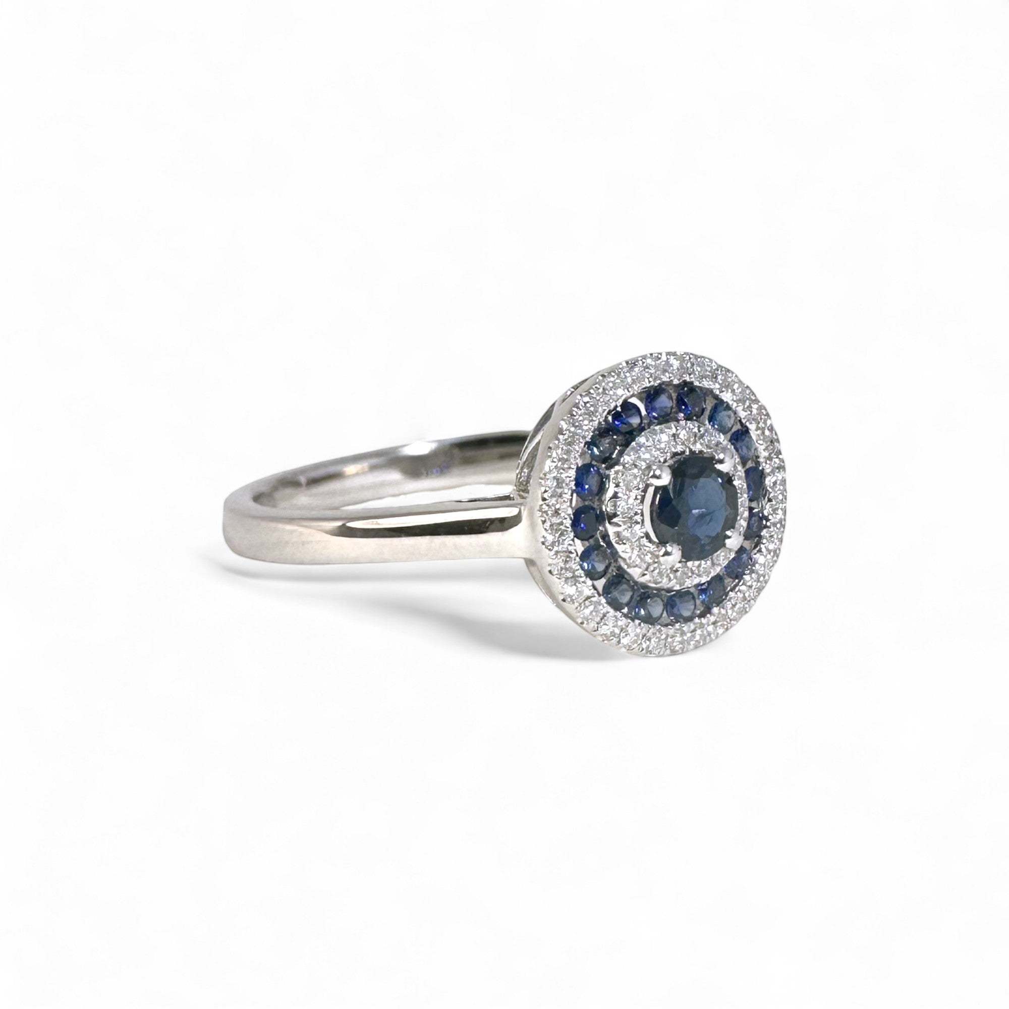 A pedido - Anillo Solitario Zafiro Halo triple de brillantes y zafiros en oro blanco 18K