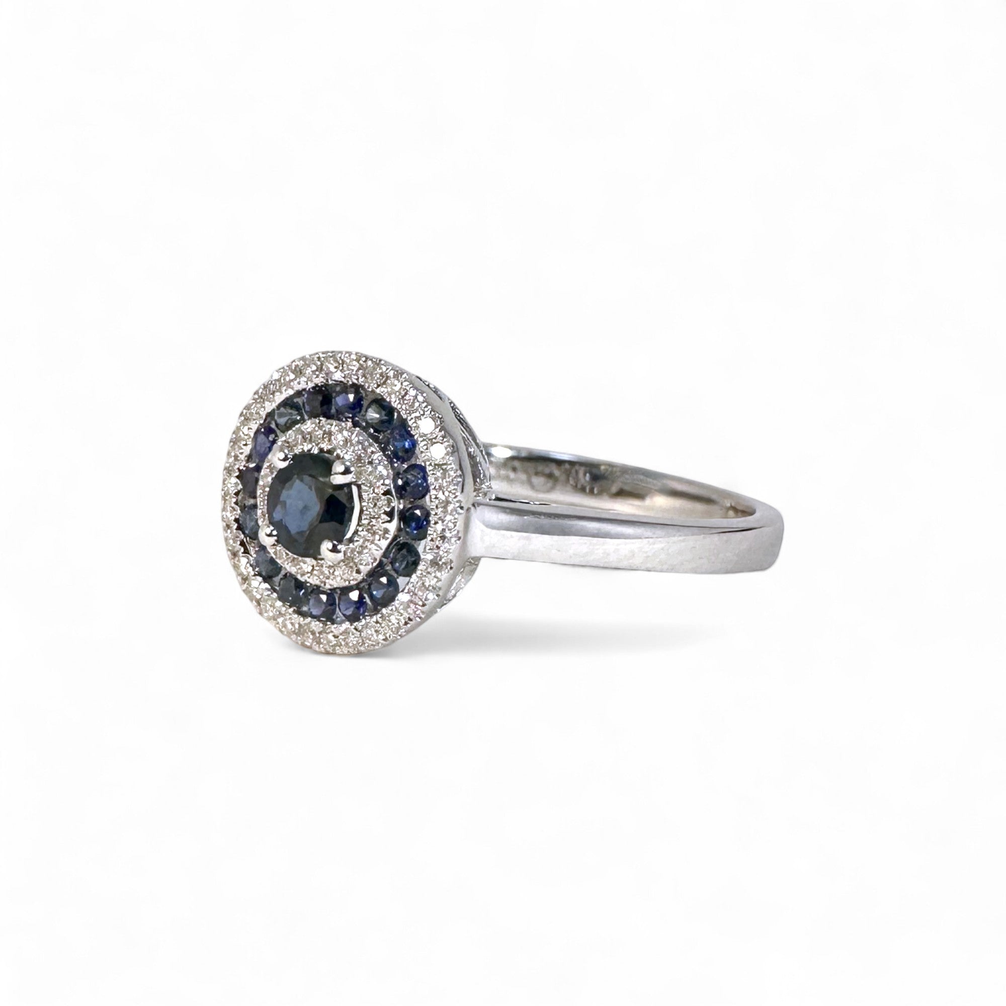A pedido - Anillo Solitario Zafiro Halo triple de brillantes y zafiros en oro blanco 18K