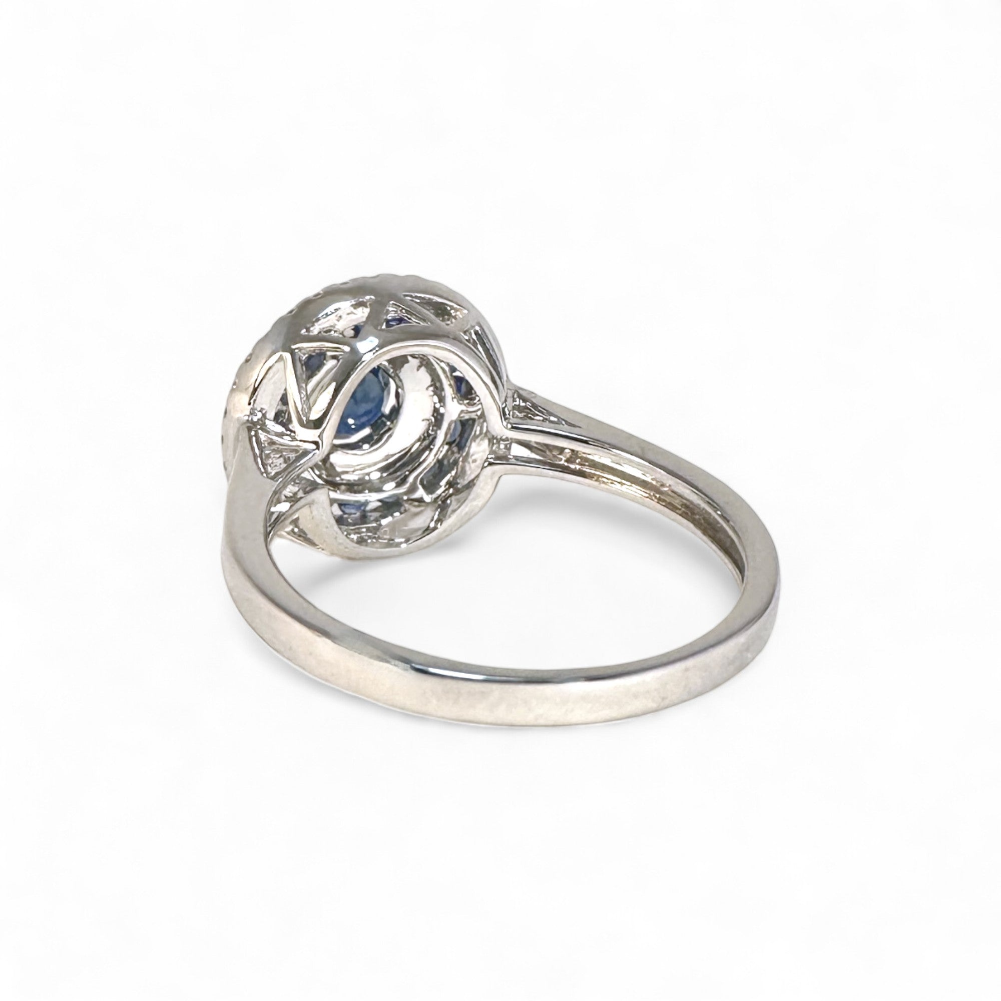 A pedido - Anillo Solitario Zafiro Halo triple de brillantes y zafiros en oro blanco 18K