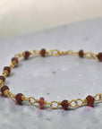 Pulsera alambrada ClaraJoyas de 17 cm con pequeñas piedras de granate de 2 mm y eslabones dorados