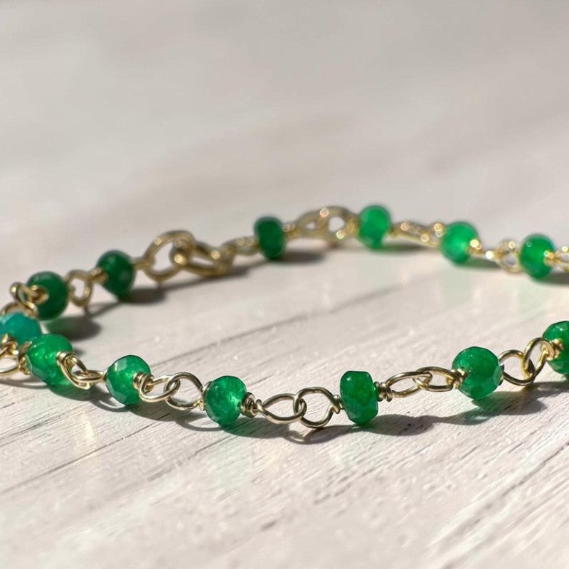 Pulsera ClaraJoyas de aventurina verde facetada con eslabones de alambre dorado, 17 cm de largo y diseño ajustable.