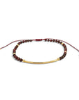 Pulsera ajustable ClaraJoyas con cuentas de granate rojo y una barra central de goldfilled sobre fondo blanco