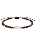 Pulsera ajustable ClaraJoyas con perla central, cuentas de granate color burdeos y detalles en oro