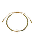 Pulsera ClaraJoyas de hilo mostaza ajustable con cuentas de amazonita verde y una perla central alargada