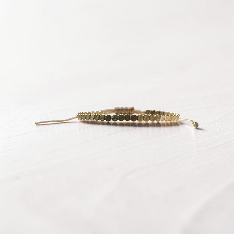 Pulsera ajustable ClaraJoyas de hilo con mostacillas planas de plata bañadas en oro