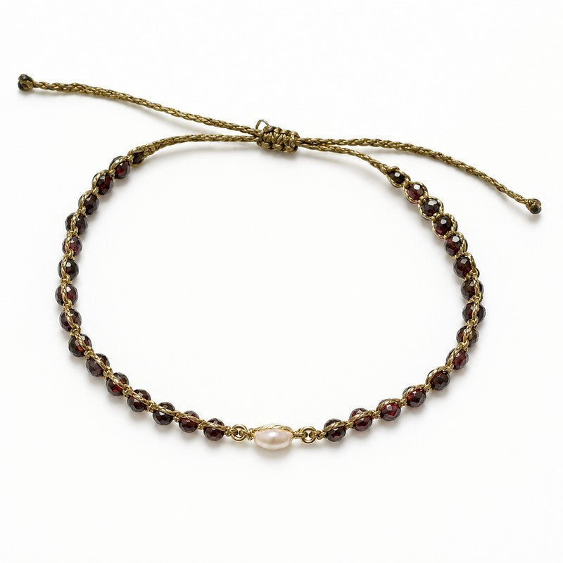 Pulsera ajustable ClaraJoyas con hilo dorado, cuentas de granate rojo y una perla central blanca