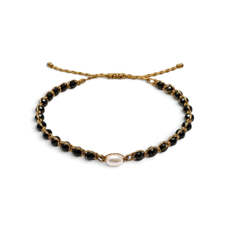 Pulsera ajustable ClaraJoyas de hilo dorado con cuentas de Onix negro y una perla central blanca