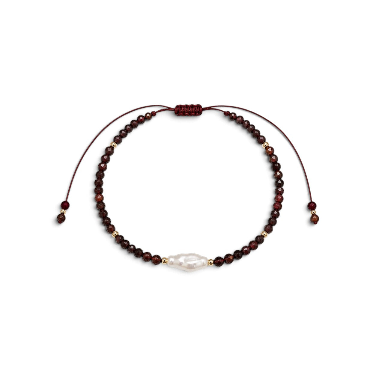 Pulsera ajustable ClaraJoyas de hilo burdeos con cuentas de granate facetado y una perla central irregular