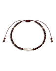 Pulsera ajustable ClaraJoyas de hilo burdeos con cuentas de granate facetado y una perla central irregular
