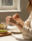 Pulsera de hilo ajustable ClaraJoyas con mostacillas planas de plata y baño de oro en la muñeca de una mujer