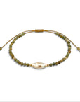 Pulsera ajustable ClaraJoyas de hilo mostaza con cuentas de amazonita, perla central y detalles dorados
