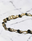 Pulsera ClaraJoyas ajustable de 17 cm con cuentas de ónix negro facetado y eslabones de alambre dorado