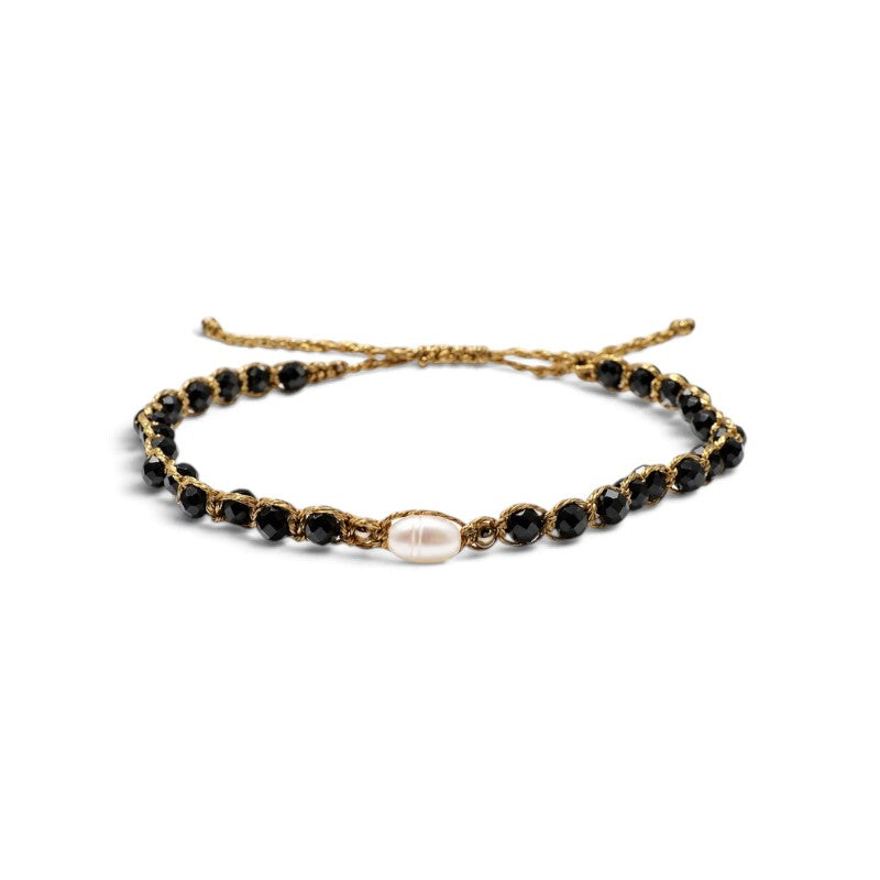 Pulsera ClaraJoyas de hilo dorado ajustable con cuentas de ónix negro y una perla central blanca