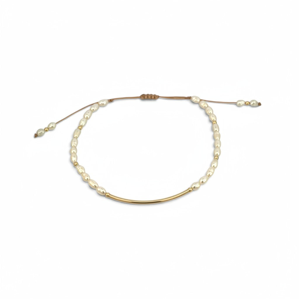 Pulsera ajustable ClaraJoyas con perlas naturales y barra central de goldfilled sobre fondo blanco