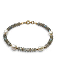 Pulsera ClaraJoyas de piedras naturales grises facetadas y tres perlas blancas con cierre dorado ajustable
