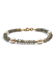 Pulsera ClaraJoyas de piedras naturales grises y tres perlas blancas con cierre ajustable y detalles dorados