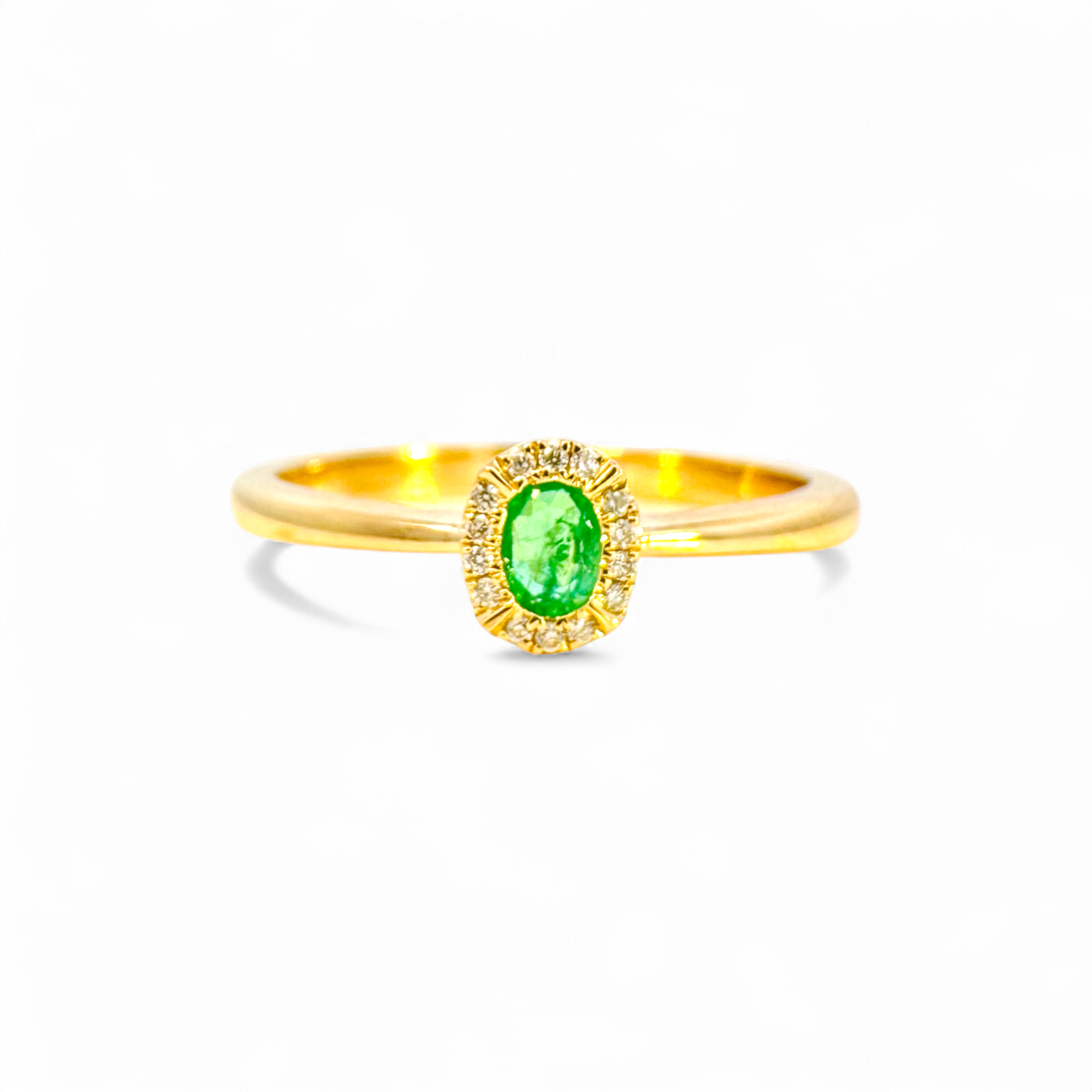Anillo Solitario Esmeralda Oval halo brillantes oro 18K